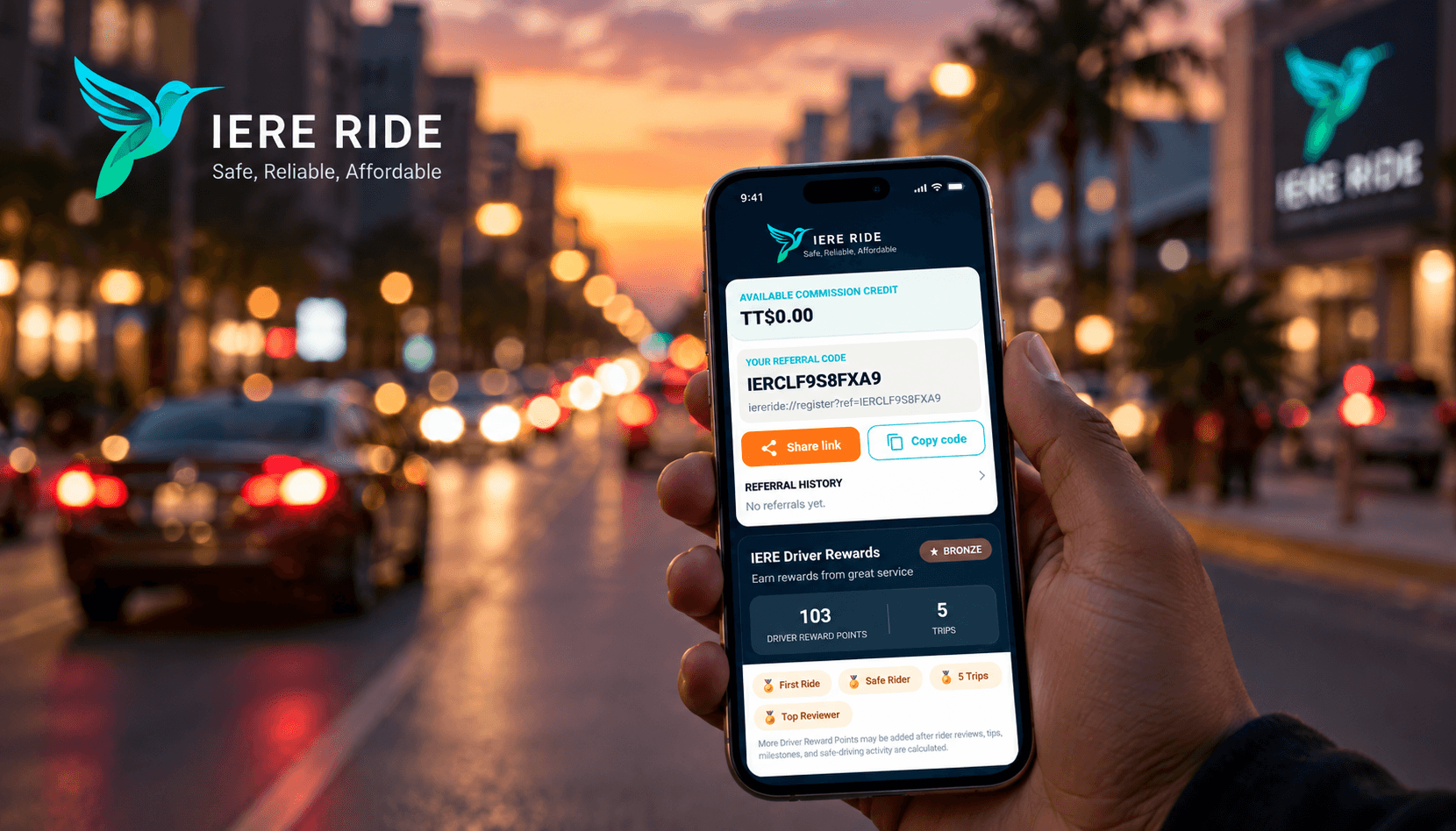 Smartphone mostrando un código de referido y recompensas de IERE RIDE sobre una calle urbana al atardecer.