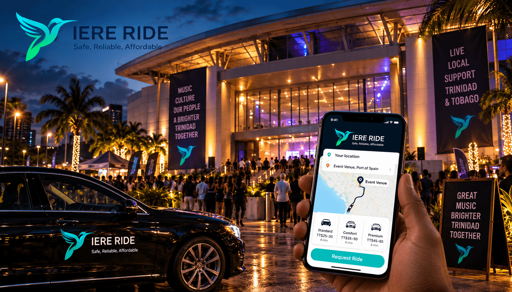 Mano sosteniendo la app IERE RIDE frente a un vehículo rotulado y un recinto de eventos concurrido.